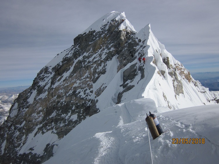 دلایل زیادی برای سفر به نپال وجود دارد و البته کوهنوردی در هیمالیا یکی از آنهاست. با این حال، کوهنوردی در نپال نه تنها به دلیل وسعت زیاد کوه ها، و تنوع قله ها برای کاوش و صعود، بلکه به دلیل فرهنگ و رنگ منحصر به فرد کوهستانی خاص است. پرچم‌های نیایش، دهکده‌های کوچک کوهستانی، شرپاها و یاک‌ها، معابد دورافتاده و طبیعت خاص آن، همگی تجربه منحصربه‌فرد کوهنوردی و کوهپیمایی در نپال را رقم می‌زنند.