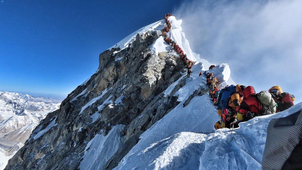هنگامی که 145 کوهنورد در یک روز در هفته گذشته به قله K2 رسیدند، دومین کوه مرتفع جهان را در بدترین حالت شلوغش بیشتر شبیه اورست بود. مینگما جی به تازگی ویدیویی را در فیس بوک منتشر کرده است که نشان می دهد کوه در اوایل 22 ژوئیه چگونه به نظر می رسید، زیرا مشتریان و راهنمایان آنها در نزدیکی باتل نک و در ارتفاع 8200 متری در حرکت بودند. این روز به عنوان رکورد بیشترین میزان صعود به کی2 شناخته شده است.