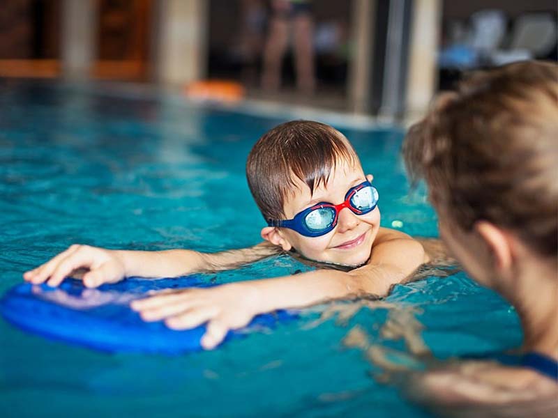 شنا یکی از ورزش‌های محبوب کودکان و بزرگسالان است؛ هرچه از فواید ورزش شنا بگوییم کم گفته‌ایم! از مهمترین فواید این ورزش می توان به تاثیر کم روی مفاصل اشاره کرد که آنرا به گزینه ای محبوب تبدیل می کند. البته از نظر قهرمانی نیز شنا یکی از بیشترین تعداد مدال در المپیک را دارد. در ادامه به چند مورد از مهمترین مزایای ورزش شنا می پردازیم.