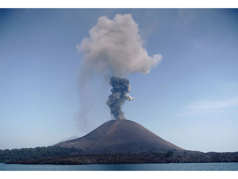 آتشفشان کراکاتوا در اندونزی