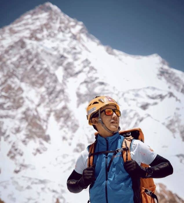 آلپینیست فرانسوی بنوا شامو رکورد سریع ترین صعود K2 بدون اکسیژن کمکی را در اختیار دارد. در 5 ژوئیه 1986، تنها چند هفته پس از انفرادی برود پیک، شامو قله 8611 متری کی2 را از طریق آبروزی در 23 ساعت از بیس کمپ به قله صعود کرد. او این صعود را به صورت انفرادی انجام داد.