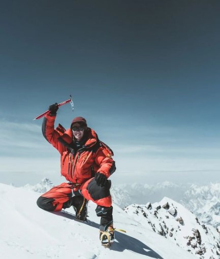 ساندرو گرومن هایس، عکاس، سابقه بدشانسی در کی2 داشت. او در طول سفر زمستانی 2021 عضو تیم نیرمال پورجا بود اما در گروه قله (تمام نپالی) قرار نگرفت. شش ماه بعد، او امیدوار بود که در تابستان به این قله صعود کند، اما در طول مسیر نزدیک شدن به کوه، مچ پایش آسیب دید.