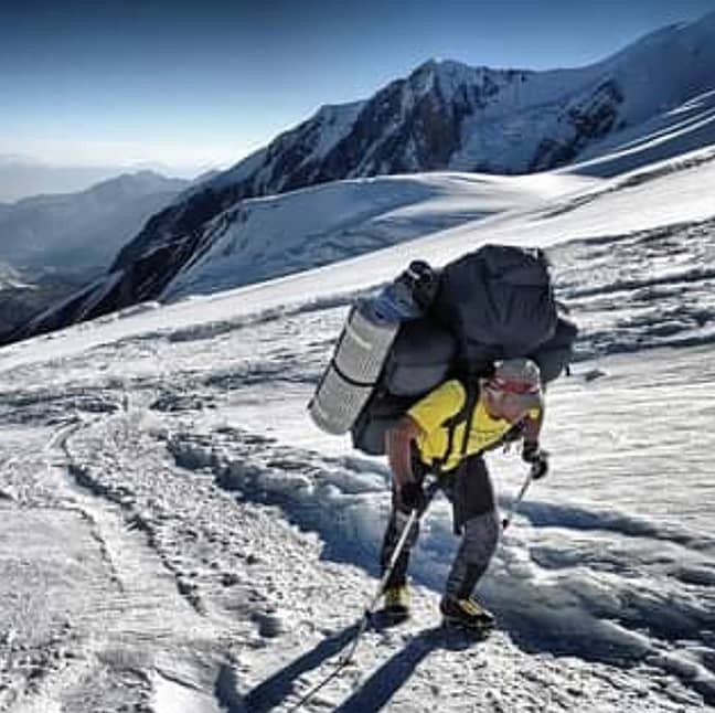 خبرگزاری 24.kg قرقیزستان گزارش داد که دو کوهنورد روسی در قله لنین قرقیزستان (7134 متر) جان باختند. بر اساس گزارش های محلی دیگر، یکی از کوهنوردان، راهنمای بسیار محبوب ویاچسلاو شیکو، با نام مستعار اسلاوا توپول بود.