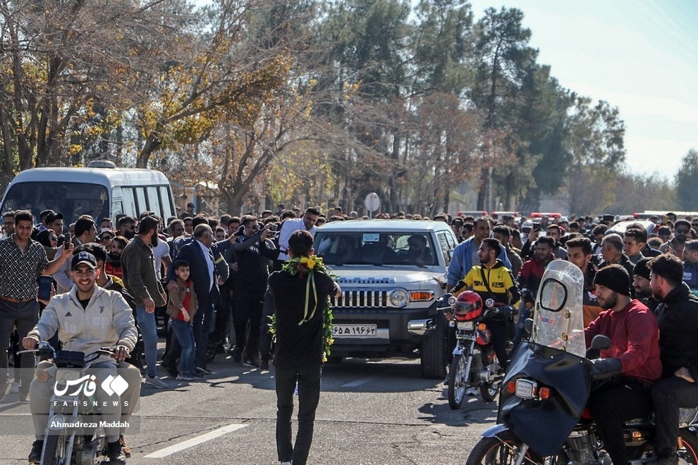 استقبال بی نظیر شیراز از هادی چوپان 64 هادی چوپان که به تازگی توانست در مسابقات مسترالمپیا دست یابد در میان استقبال پرشور مردم فارس و شهر شیراز به این شهر وارد شد.
