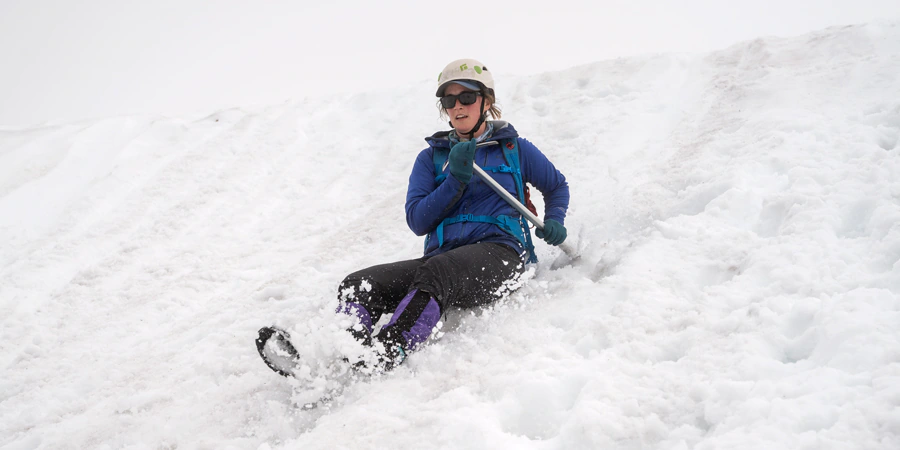 فصل زمستان مترادف برف است و حتی سالهای کم بارش هم شاهد انبوه برف در ارتفاعات هستند. با این وجود باید تکنیک های کوهنوردی در برف را فرا گرفت و برای حرکت در دامنه ها آماده بود. در این مقاله به چند نکته کلیدی پیرامون کوهنوردی در برف و نوع حرکت کردن اشاره خواهیم کرد. به یاد داشته باشید که توجه به ایمنی ضروری ترین بخش این ورزش پرخطر است.