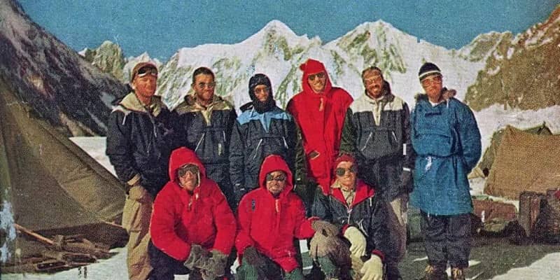 سال 1953. پیتر شونینگ و پنج همنوردش در ارتفاع 7500 متری دومین کوه بلند جهان به سر می بردند. یکی از این پنج نفر به نام آرت گیلکی به شدت آسیب دیده بود و پنج نفر دیگر آنر به پایین می آوردند. گام به گام. نفس به نفس. در مسیر پر شیب که هر اشتباهی می توانست پایانی تلخ به همراه داشته باشد. این مردان تحت فشار زیادی بودند....آن روز اتفاقی افتاد که به حمایت در کی2 مشهور شد.