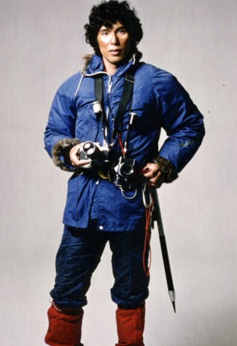 از اولین صعودی که اورست در سال 1953 به خود دیده بود، تا پاییز سال 1982 مجموعا 133 کوهنورد به قله این کوه صعود کرده بودند. هفت نفر از آنها بدون اکسیژن صعود داشتند و یکی از آنها یعنی رینهولد مسنر دوبار و بدون اکسیژن کمکی به قله رسیده بود. در همین مدت هم 48 نفر جان خود را در اورست از دست داده بودند.