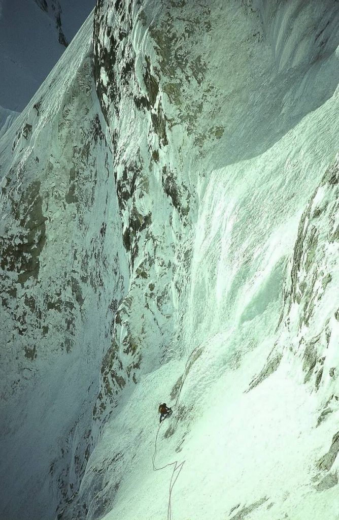 در تابستان سال 1985، جو سیمپسون و همنوردش سایمون یتس، تصمیم می گیرند یک مسیر صعود نشده در کوه های آند پرو را صعود کنند. این دو کوهنورد به دنبال صعود جبهه غربی سیولا گرانده به ارتفاع 6344 متر در رشته کوه کوردیلرا هواش هوآ بودند که صعودی فنی و در سطح جهانی به شمار می رفت. این تلاش استقامت بدنی، شجاعت و اراده دو کوهنورد را به بوته آزمایش می گذاشت.