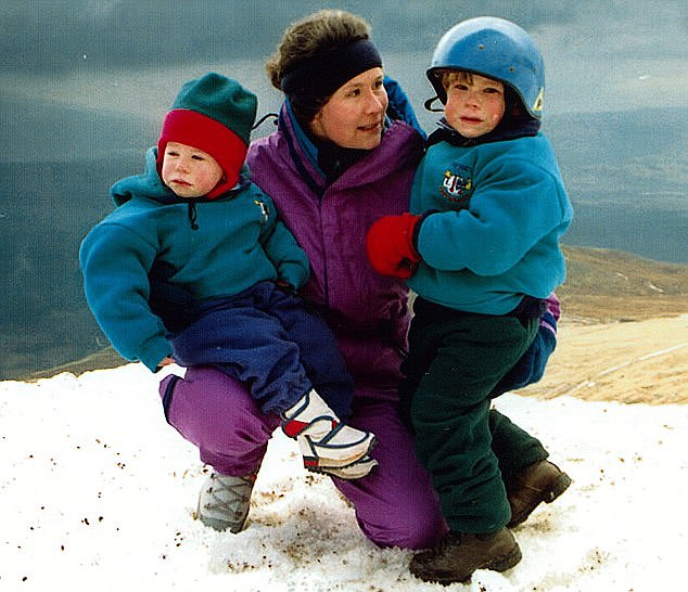 هنگامی که آلیسون هارگریوز در 13 می 1995 به قله اورست رسید، یک پیام رادیویی برای پسر و دخترش ارسال کرد: "برای تام و کیت، فرزندان عزیزم، من در بالاترین نقطه جهان هستم و شما را دوست دارم.»