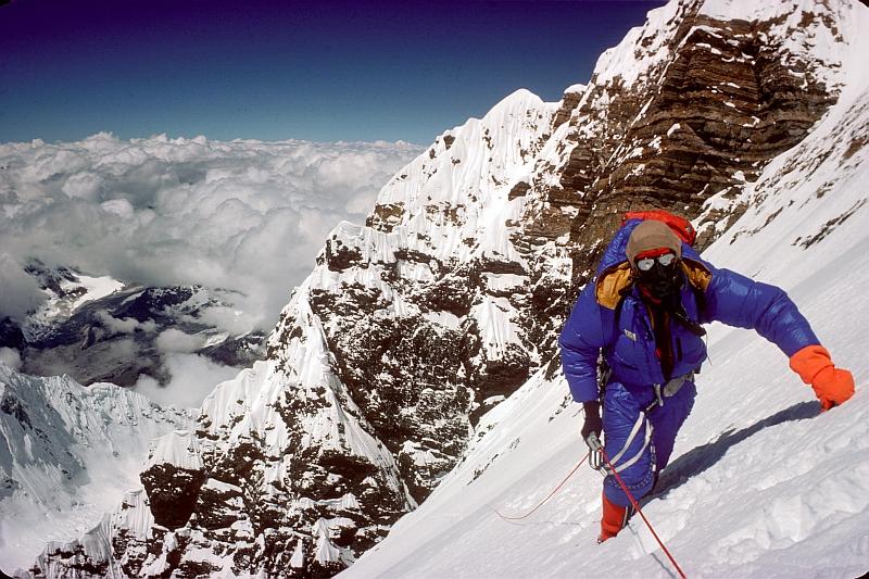 اکسپدیشن سال 1975 بریتانیا اولین صعود موفق رخ جنوب غربی اورست به شمار می رفت. این صعود به سرپرستی سر کریس بانینگتون پس از بارش های موسمی انجام گرفت که با ثابت گذاری از کم غربی تا درست زیر قله به پیش رفت.