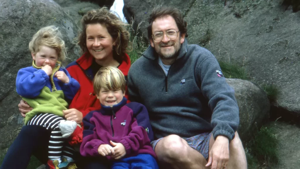 هنگامی که آلیسون هارگریوز در 13 می 1995 به قله اورست رسید، یک پیام رادیویی برای پسر و دخترش ارسال کرد: "برای تام و کیت، فرزندان عزیزم، من در بالاترین نقطه جهان هستم و شما را دوست دارم.»