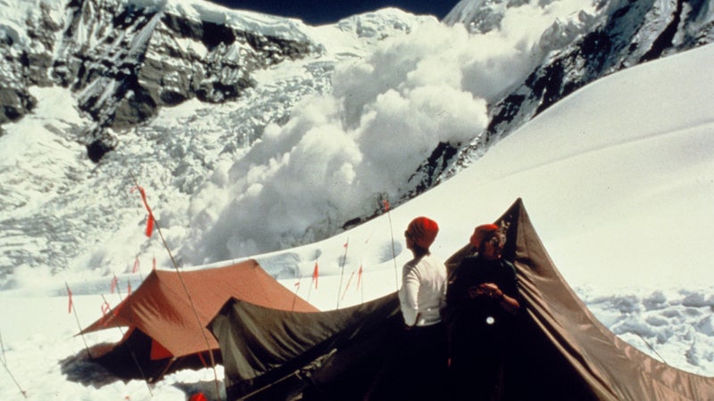در سال 1978، یک سفر تاریخی، اولین زنان و اولین آمریکایی‌ها را روی قله آناپورنا، دهمین قله مرتفع جهان، قرار داد. با وجود پیروزی آنها، مرگ دو کوهنورد جنجال برانگیخت. این صعود دستمایه کتابی شد که به نام جایی برای زنان بر روی قله آناپورنا منتشر شده است.