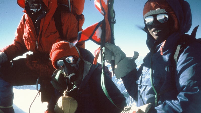 در سال 1978، یک سفر تاریخی، اولین زنان و اولین آمریکایی‌ها را روی قله آناپورنا، دهمین قله مرتفع جهان، قرار داد. با وجود پیروزی آنها، مرگ دو کوهنورد جنجال برانگیخت. این صعود دستمایه کتابی شد که به نام جایی برای زنان بر روی قله آناپورنا منتشر شده است.