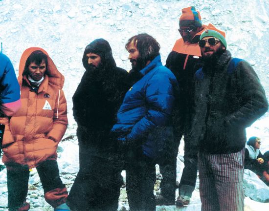 اکسپدیشن سال 1975 بریتانیا اولین صعود موفق رخ جنوب غربی اورست به شمار می رفت. این صعود به سرپرستی سر کریس بانینگتون پس از بارش های موسمی انجام گرفت که با ثابت گذاری از کم غربی تا درست زیر قله به پیش رفت.