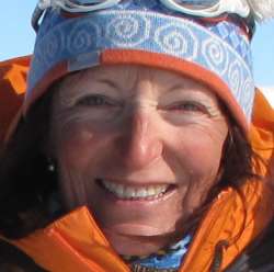 لیدیا پونامو بردی متولد 9 اکتبر 1961 از کشور نیوزلند، اولین زنی است که توانست بدون اکسیژن کمکی به قله اورست صعود کند.