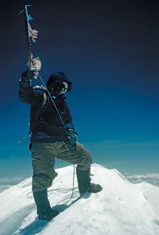داستان اولین صعود به اورست یکی از جالبترین رخدادهای کوهنوردی و تاریخ اکتشافات جهان است که دریچه ای به دنیایی جدید باز کرد. اما این نتیجه یک تلاش نبود بلکه سالها زمان، فداکاری و تلاش لازم بود تا کوهنوردان به بالای قطب سوم کره زمین برسند. در حقیقت صعود سال 1953 به اورست نهمین اکسپدیشن کوهنوردی بود که بریتانیا برای صعود اورست انجام داد که در نتیجه آن ادموند هیلاری و تنزینگ نورگی توانستند در تاریخ 29 مه 1953 به قله دست یابند. تیم آنها توسط سرهنگ جان هانت رهبری می شد. خبر موفقیت اکسپدیشن نیز در صبح روز تاجگذاری ملکه الیزابت دوم در 2 ژوئن منتشر گردید.