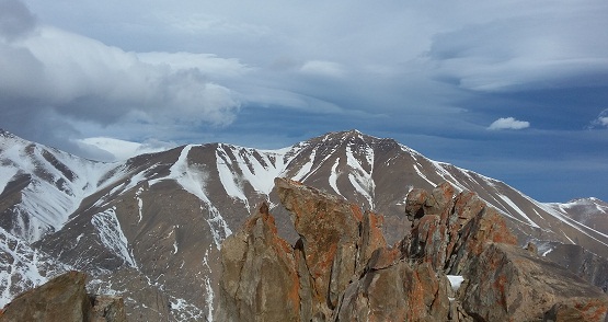 جالب است بدانید که ایران دارای 41788 کوه دارای نام می باشد. توصیف و حتی نام بردن از این تعداد کوه نه تنها در یک مقاله بلکه شاید به هزاران مطلب نیازمند باشد، با این حال در این نوشته به معرفی برخی از محبوبترین کوه های ایران به همراه ارایه راهنمای صعود و تصاویر پرداخته ایم که می تواند برای علاقمندان به کوهنوردی و طبیعت مفید واقع شود.