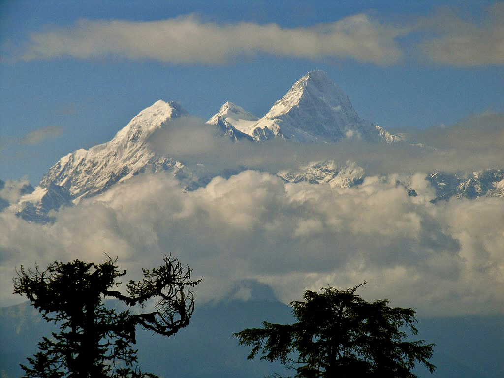 در نپال، 86 قله (از جمله قله های فرعی) بین 7000 متر تا 7999 متر وجود دارد که برخی از آنها سال هاست صعود نشده اند. در این مقاله به یکی از این قلل به نام هیمالچولی خواهیم پرداخت.