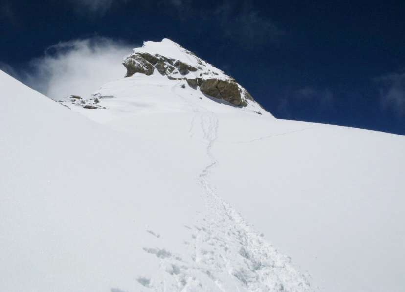 در نپال، 86 قله (از جمله قله های فرعی) بین 7000 متر تا 7999 متر وجود دارد که برخی از آنها سال هاست صعود نشده اند. در این مقاله به یکی از این قلل به نام هیمالچولی خواهیم پرداخت.