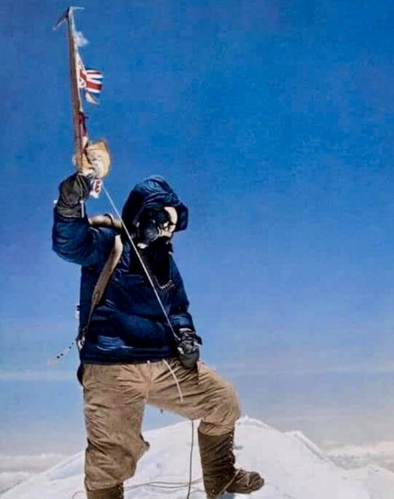 70 سال پیش در تاریخ 29 می (8 خرداد) ساعت 11:30 صبح ادموند هیلاری و تنزینگ نورگی اولین انسان هایی بودند که به قله اورست قدم گذاشتند. آنها اعضای یک اکسپدیشن مشترک بریتانیا و نیوزلند تحت رهبری جان هانت بودند.