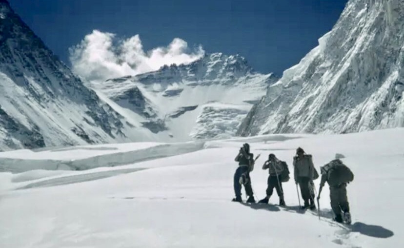 70 سال پیش در تاریخ 29 می (8 خرداد) ساعت 11:30 صبح ادموند هیلاری و تنزینگ نورگی اولین انسان هایی بودند که به قله اورست قدم گذاشتند. آنها اعضای یک اکسپدیشن مشترک بریتانیا و نیوزلند تحت رهبری جان هانت بودند.
