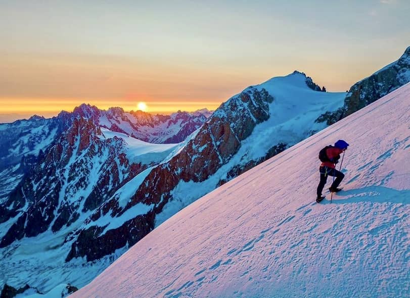 در روز 17 ژوئن، هیلاری جراردی، یک دونده ماراتن و اسکای رانر حرفه ای امریکایی توانست قله مون بلان به ارتفاع 4807 متر را در مدت زمان 7 ساعت و 25 دقیقه و 28 ثانیه صعود کرده و بازگردد. این سریعترین زمان صعود زنان به مون بلان تا به امروز محسوب می شود. بهترین زمان قبلی توسط املی فورسبرگ با حد نصاب 7 ساعت و 54 دقیقه در سال 2018 ثبت شده بود.
