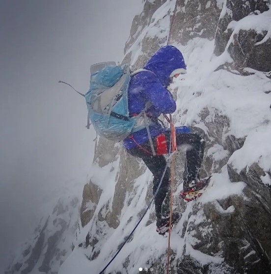 سال گذشته، دنیس اوربکو گفت که می‌خواهد مسیر جدیدی را در یک 8000 متری به سبک معمولی خود صعود کند. او می خواست با یک کوهنورد زن همراه شود زیرا یک زن هنوز مسیر جدیدی به سبک آلپی را در یک قله 8000 متری باز نکرده است. ماریا خوزه «پیپی» کاردل، همسر دنیس، قدم برداشت و این چالش را پذیرفت.
