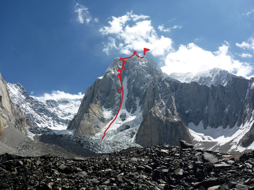 سراغرار به ارتفاع 7340 متربه عنوان چهارمین قله بلند هندوکش شناخته می شود. کل توده و رشته کوه این کوه به صورت یک فلات بزرگ و نامنظم کشیده در ارتفاع 7000 متری است که بر فراز سطوح گرانیتی و یخی عمودی قرار گرفته است که از قله آن مانند قلعه ای محافظت می نماید. اطلاعات زیادی درباره این رشته در دسترس نیست و گزارش های جمع آوری شده از اکسپدیشن هایی که از این منطقه بازدید کرده اند نیز اغلب گمراه کننده است.