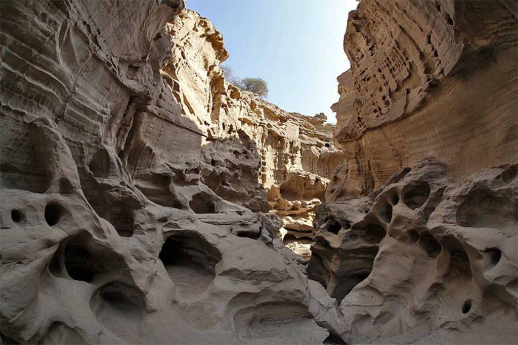راهنمای طبیعت گردی و کمپینگ در قشم (10 جاذبه دیدنی) 64 دره ستارگان قشم