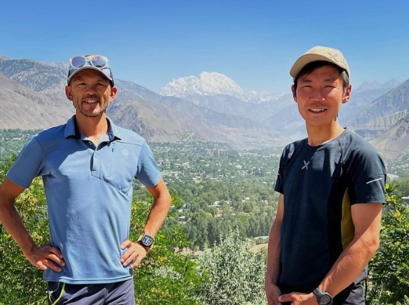 مسیر جدیدی و بدون هیاهو! کازویا هیرایده و کلرو ناکاجیما در روز دو شنبه توانستند از مسیری جدید به قله تیریچ میر صعود کنند و به سلامت به بیس کمپ بازگردند. تیریچ میر با ارتفاع 7708 متر بلندترین قله هندوکش محسوب می شود.