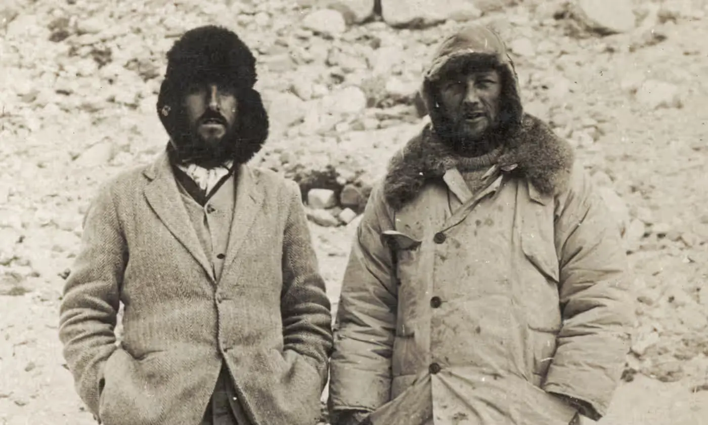 در برخی از منابع کوهنوردی به ادی بائر به عنوان اولین مبدع کاپشن کوهنوردی پر اشاره شده است، اما اولین عکس تاریخی چیزی غیر از این را نشان می دهد.