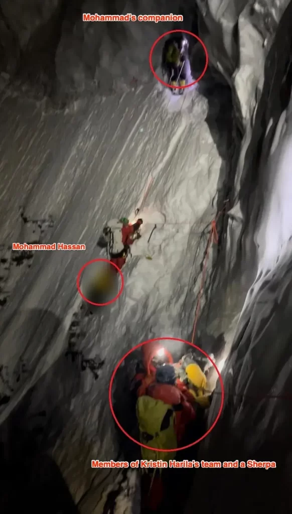 کوهنوردان در میان تاریکی حرکت خود را آغاز کردند. 150 مرد و زن با احتیاط به پیش رفتند تا به قله برسند.