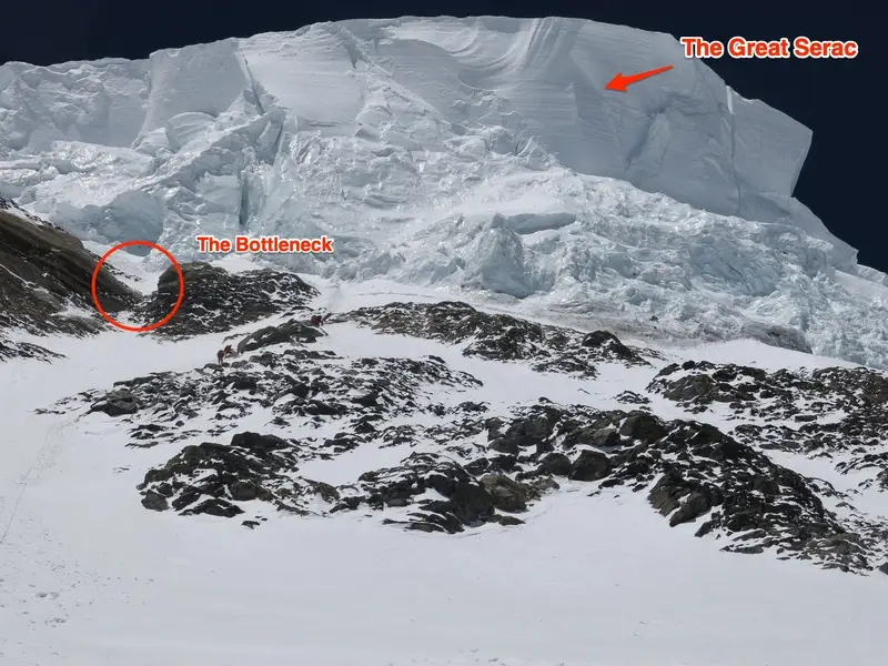 کوهنوردان در میان تاریکی حرکت خود را آغاز کردند. 150 مرد و زن با احتیاط به پیش رفتند تا به قله برسند.