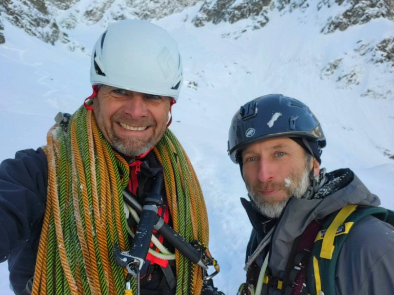 سال گذشته در تاریخ 19 جولای رافال فرونیا از لهستان در حال صعود انفرادی برودپیک بود. وی در ارتفاع 8000 متری و در حال گذر از خط الراس قله چیزی دید که قلبش را شکست. جسد توماس کوالسکی. جسد کوالسکی از زمان مرگ وی در اولین صعود زمستانی برودپیک در سال 2013 یخ زده و تنها در آنجا باقی مانده بود و اکنون تقریبا 10 سال از آن تراژدی می گذشت.