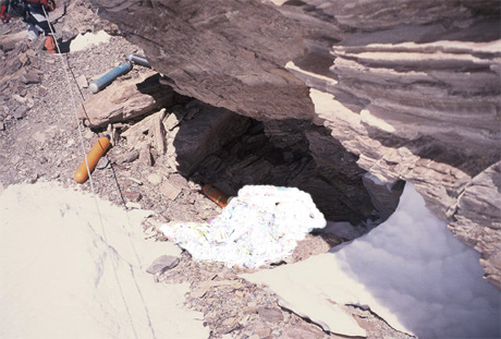 دیوید شارپ (15 فوریه 1972 - 15 مه 2006) یک کوهنورد انگلیسی بود که به طرز غم انگیزی در نزدیکی قله اورست جان خود را از دست داد. نادیده گرفتن او توسط بیش از 40 کوهنوردی که در مسیر رفت و آمد به قله از او عبور کردند، جنجال و بحث برانگیخت. همین موضوع باعث شد که وی تبدیل به یکی از مشهورترین اجساد در قله اورست شود.