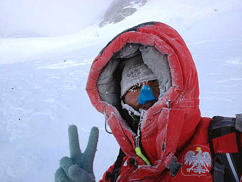 سال گذشته در تاریخ 19 جولای رافال فرونیا از لهستان در حال صعود انفرادی برودپیک بود. وی در ارتفاع 8000 متری و در حال گذر از خط الراس قله چیزی دید که قلبش را شکست. جسد توماس کوالسکی. جسد کوالسکی از زمان مرگ وی در اولین صعود زمستانی برودپیک در سال 2013 یخ زده و تنها در آنجا باقی مانده بود و اکنون تقریبا 10 سال از آن تراژدی می گذشت.