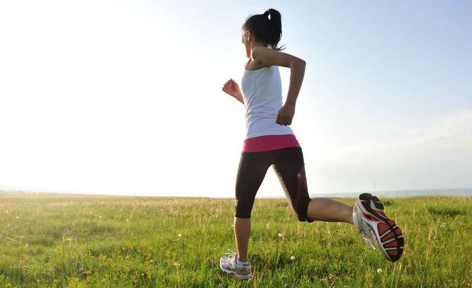 یکی از ساده‌ترین، مقرون‌به‌صرفه‌ترین و مؤثرترین راه‌ها برای کمک به حفظ قند بدنتان دویدن است،کفش های دویدن خود را ببندید و برای قدم زدن بروید.تحقیقات نشان می‌دهد که یک پیاده‌روی بعد از غذا به مدت حتی 10 دقیقه ممکن است تأثیر قابل‌توجهی بر سطح قندخون داشته باشد و اگر قدم‌های بیشتری بردارید و فعالیت بدنی را جزئی از برنامه روزانه خود قرار دهید،فواید آن چندین برابر می‌شود.در این مقاله به رابطه دویدن و تاثیر شگفت انگیزآن بر دیابت به طور جامع می پردازیم.