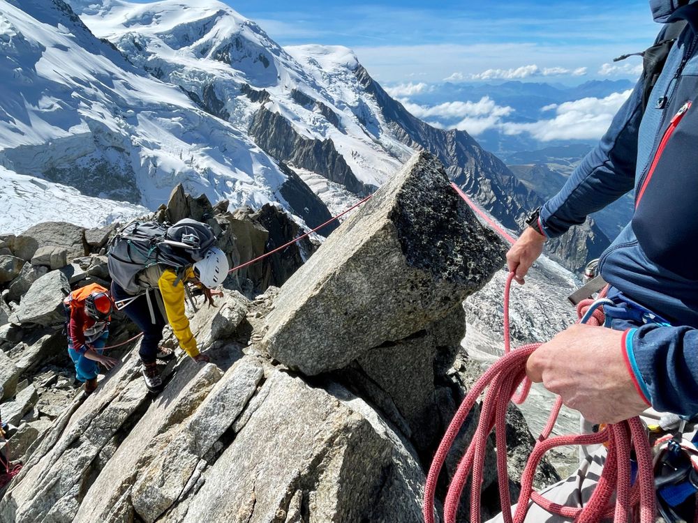 کوه رزا یا توده مونته روزا بزرگترین رشته کوه در رشته کوه های آلپ است: دومین کوه مرتفع ایتالیا پس از مون بلان و بلندترین کوه در سوئیس. این توده باشکوه زنجیره کوهستانی است که بالاترین میانگین ارتفاع را نیز دارد. این منطقه در بخش شمال غربی آلپ، در امتداد مرز بین ایتالیا و سوئیس واقع شده است. این توده کوهستانی در بخش شرقی رشته کوه های پنین آلپ و در مرز ایتالیا و سوییس قرار دارد.