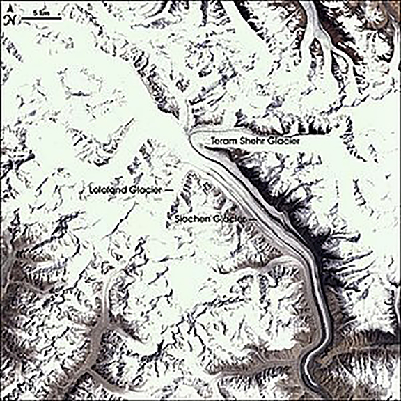 کوه‌های آپساراساس، که شامل آپساراساس کانگری یک می‌شود، در سیاچن موزتاق، زیرشاخه‌ای از قراقوروم شرقی قرار دارند. این مجموعه برخی از وحشی ترین کوه های جهان در این منطقه هستند که بسیاری از آنها به طور مشابه صعود نشده اند.