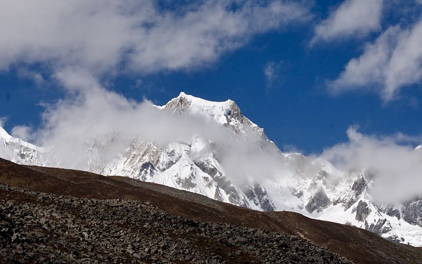 کوه کارجیانگ در تبت و در مرز بوتان قرار گرفته است. این کوه در 3 کیلومتری شمال شرقی قله 7538 متری کولا کانگری (اولین بار در 21 آوریل 1968 توسط یک گروه ژاپنی به سرپرستی هیرای کازوماسا صعود شد) و 30 کیلومتری شمال شرقی کانگخار پوئنزوم واقع شده است.