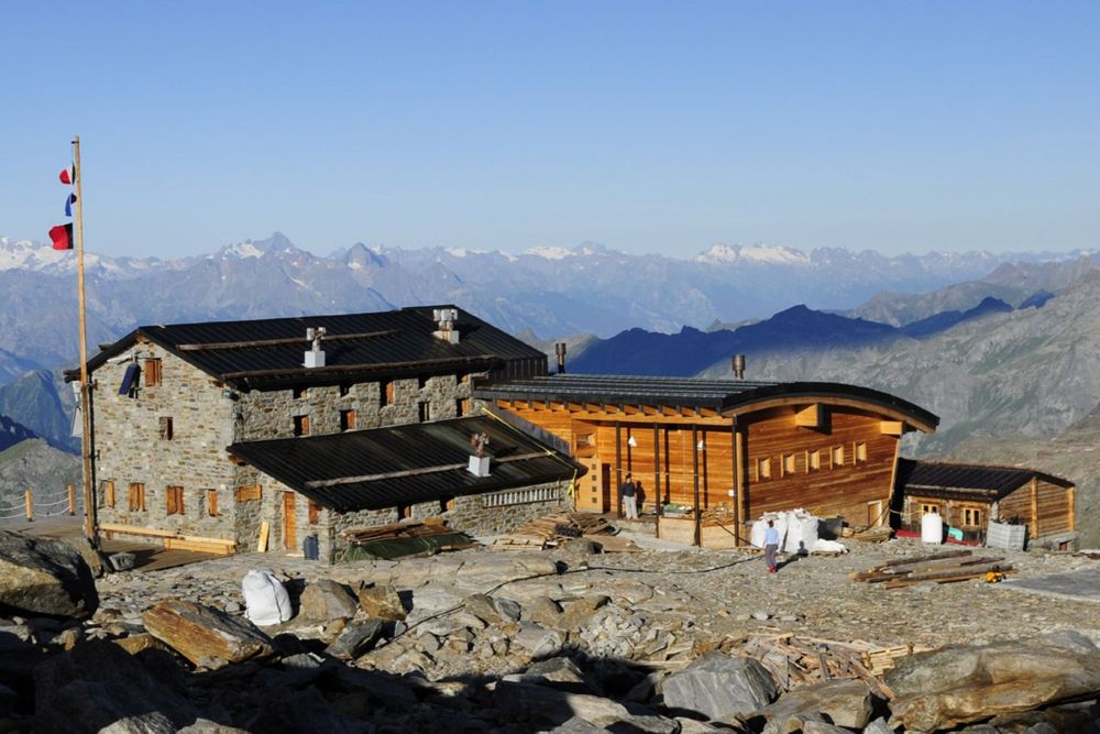 کوه رزا یا توده مونته روزا بزرگترین رشته کوه در رشته کوه های آلپ است: دومین کوه مرتفع ایتالیا پس از مون بلان و بلندترین کوه در سوئیس. این توده باشکوه زنجیره کوهستانی است که بالاترین میانگین ارتفاع را نیز دارد. این منطقه در بخش شمال غربی آلپ، در امتداد مرز بین ایتالیا و سوئیس واقع شده است. این توده کوهستانی در بخش شرقی رشته کوه های پنین آلپ و در مرز ایتالیا و سوییس قرار دارد.