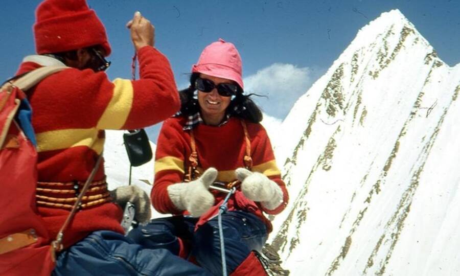 در آن زمان تنها کوهنوردان با تجربه بالا جرات می کردند به سراغ صعود اورست بروند. چرا که خبری از صعودهای تجاری این روزها نبود. هانلور اشماتس و همسرش گرهارد اشماتس یک زوج با تجربه بودند که تجربه سفر به بلندترین نقاط را یدک می کشید.