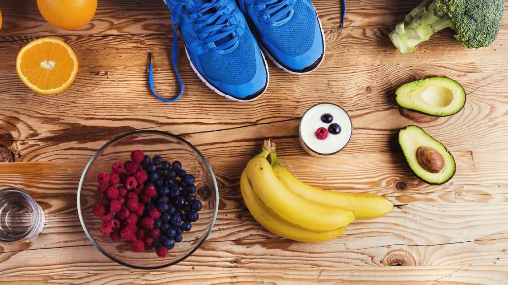 هر علاقمند‌ به تناسب اندام می‌داند رژیم غذایی بخش مهمی از یک برنامه تمرینی است، زیرا غذایی که قبل و بعد از ورزش می‌خورید تأثیر زیادی بر عملکرد شما دارد. درک خوب تغذیه و آنچه بدن شما به آن نیاز دارد نه تنها می تواند تمرین شما را تقویت ، بلکه به روند ریکاوری کمک کرده و آسیب عضلانی را نیز به حداقل می رساند. میوه یک انتخاب عالی برای غذای تمرینی است و با کمک به افزایش سطح انرژی، مواد مغذی حیاتی مورد نیاز ورزش را تامین میکند . در ادامه به طور کامل به معرفی انرژی زا ترین میوه هائی که برای ورزشکاران مفید و بررسی مصرف میوه قبل و بعد از تمرین می پردازیم.