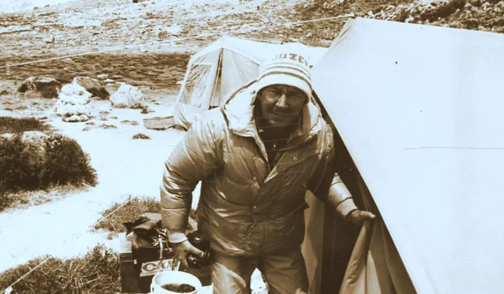 جوزف پسوتکا در شهر کوشیتسه، چکسلواکی (اکنون به نام اسلواکی شناخته می شود) به دنیا آمد. او متولد 12 فوریه 1934 بود. او در دل اشتیاق به کوهنوردی داشت و از این رو سفر خود را به کوهستان آغاز کرد و به یکی از نام های مطرح جامعه کوهنوردی تبدیل شد. او به عنوان مسن ترین فردی در جهان که بدون اکسیژن به قله اورست رسیده است، شناخته شده است.