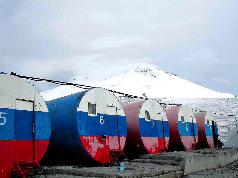 کوه البروس بلندترین و برجسته ترین قله روسیه و اروپا است. این قله در قسمت غربی قفقاز واقع شده و بلندترین قله رشته کوه قفقاز به شمار می رود. این آتشفشان خاموش 5642 متر (18510 فوت) از سطح دریا ارتفاع دارد. البروس بلندترین آتشفشان چینه ای در اوراسیا و همچنین دهمین قله برجسته در جهان است. این کوه در جنوب روسیه، در جمهوری روسیه کاباردینو-بالکاریا قرار دارد.