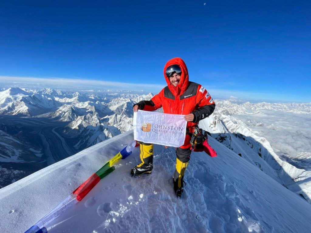 لوتسه با ارتفاع 8516 متر در رتبه چهارم قلل کره زمین از نظر ارتفاع پس از اورست، کی2 و کانگچنجوگا قرار دارد. قله اصلی لوتسه در مرز بین منطقه خودمختار تبت چین و منطقه خمبو در نپال واقع شده است.