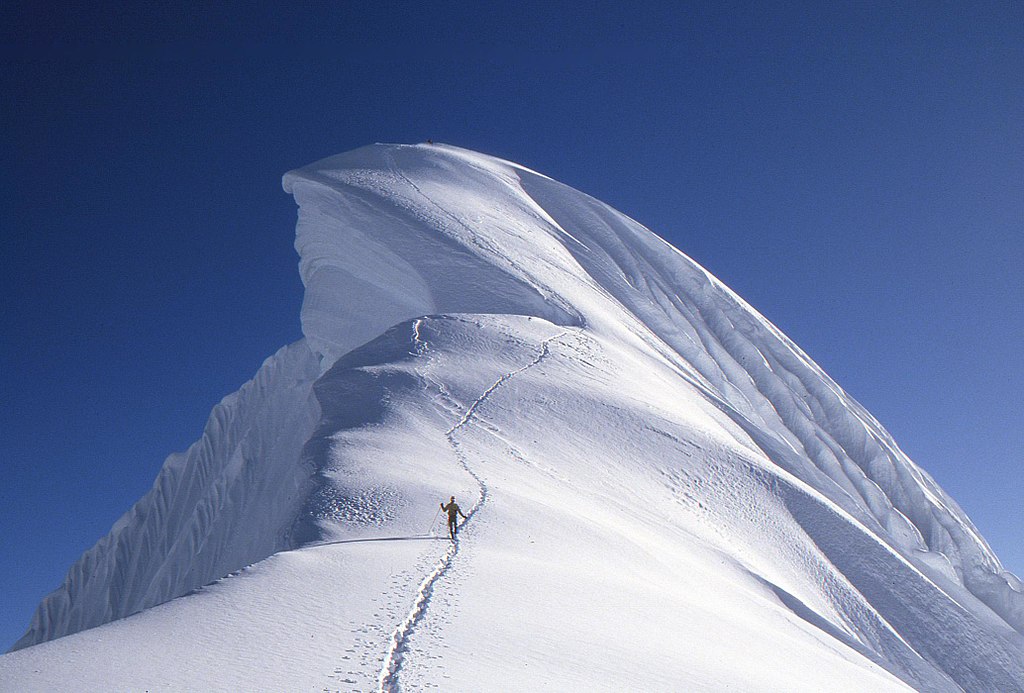 نقاب برفی که معمولا در کوهنوردی به طور خلاصه تر به آن نقاب برفی می گوییم به ساده ترین بیان یک لبه برفی بر روی یک یال یا خط الراس می باشد.