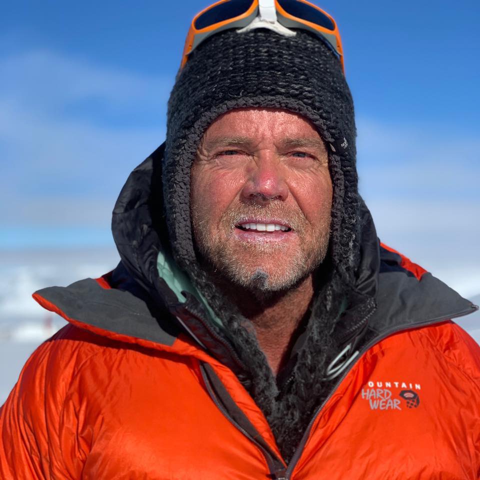 دونالد کش تا ماه دسامبر سال 2019 به عنوان یک فروشنده نرم افزار در یوتاه امریکا فعالیت می کرد که تصمیم گرفت شغلش را به خاطر به پایان رساندن هدفش کنار بگذارد. این کوهنورد 54 ساله به دنبال آن بود که 7 قله 7 قاره (بلندترین قلل قاره های جهان) را صعود کند و دو قله وینسون مسیف در جنوبگان و اورست برایش باقی مانده بود.