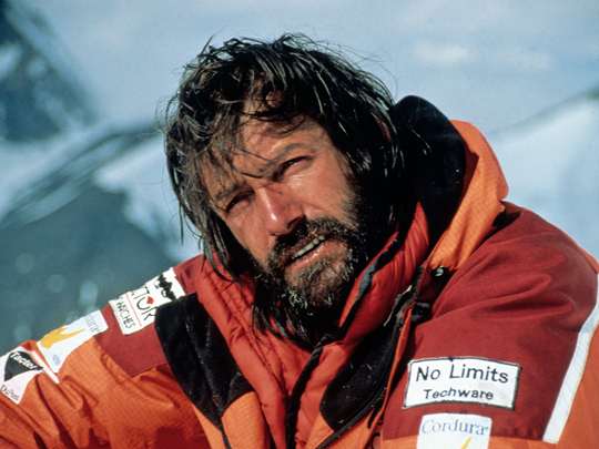 هانس کامرلندر، کوهنورد اهل تیرول جنوبی ایتالیا یکی از موفق ترین کوهنوردان پیشرو در دوران ماست. در بیوگرافی او بیش از 3500 تور کوهنوردی، 50 مورد به صورت اولین صعود و 60 صعود انفرادی از دیواره های مختلف و عظیم در آلپ و سایر نقاط جهان دیده می شود. او 13 قله از 14 قله 8000 متری را صعود کرد. ا