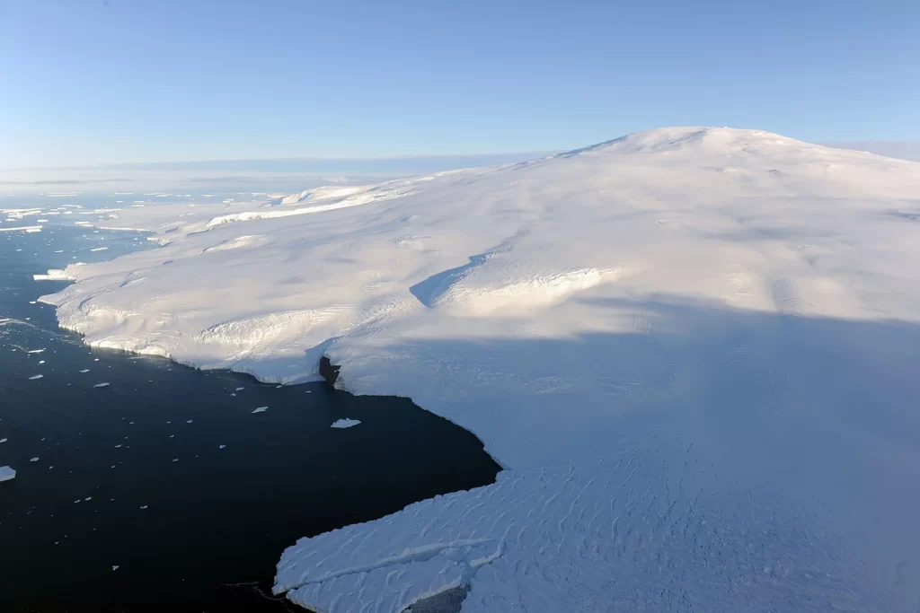 جایی آنسوی اقیانوس ها و در سرزمین یخ های ابدی یک قله نه چندان بلند آرمیده است که هرگز پای انسان به قله آن نرسیده! مونت سیپل به ارتفاع 3110 متر یک آتشفشان بالقوه فعال در جنوبگان می باشد که بر قسمت شمال غربی جزیره سیپل تسلط دارد.